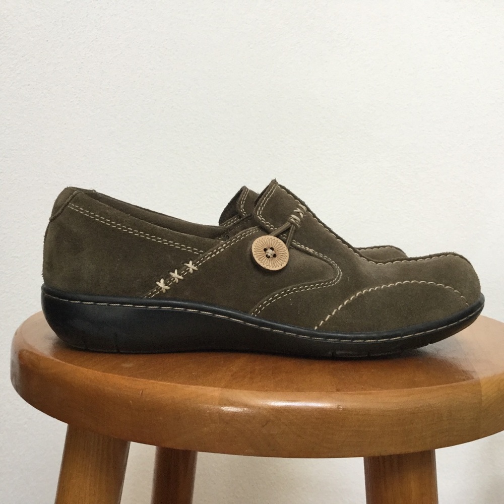 Clarks Dependables Brown Suede Slip On Clog Size 7 Button Detail Comfort